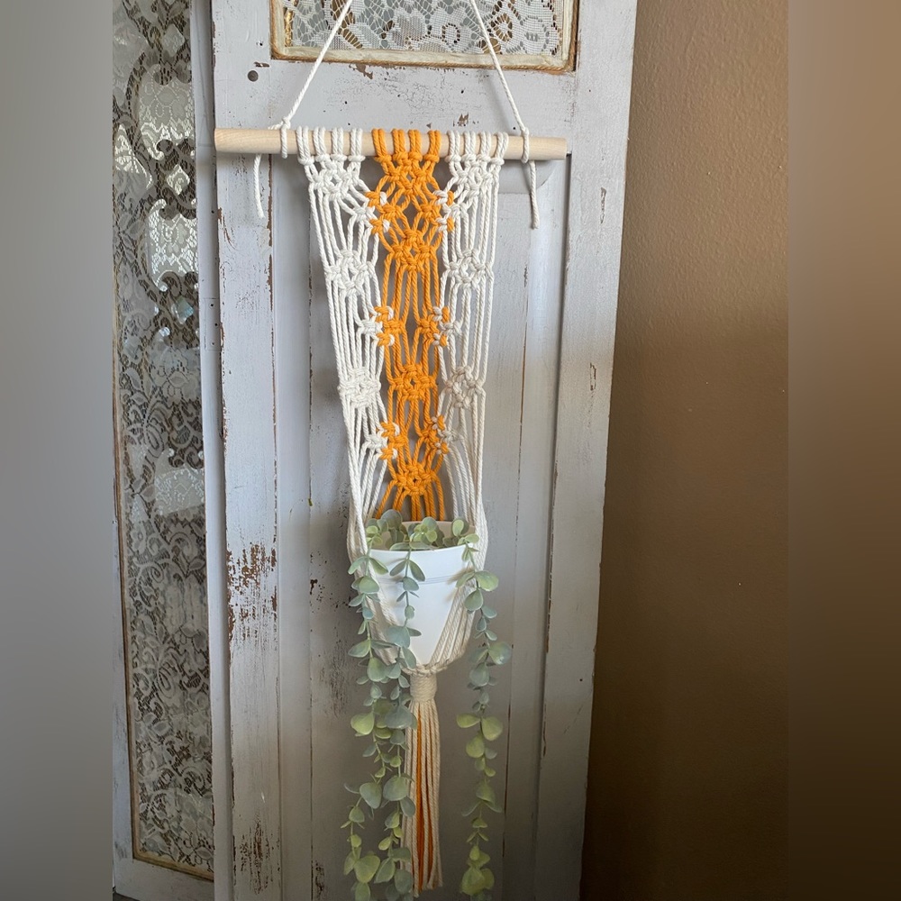 Macrame plant hanger